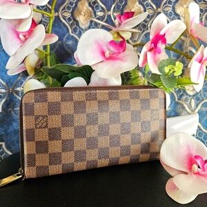 Louis Vuitton Zippy Wallet in Damier Ebene canvas
